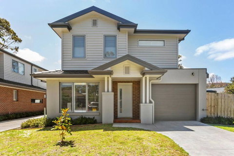 Hamptons-style Haven For Laidback Family Living - Accommodation Cairns 0