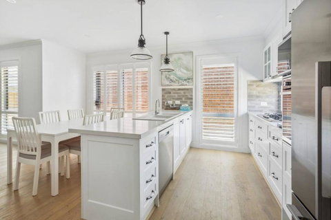 Hamptons-style Haven For Laidback Family Living - Accommodation Cairns 1