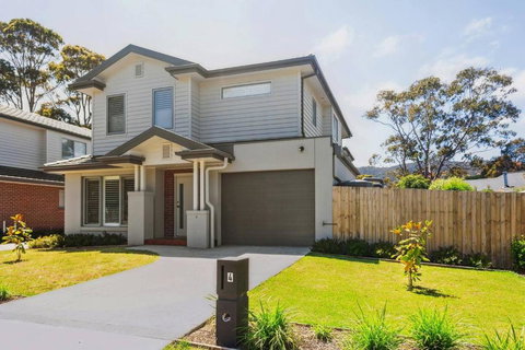 Hamptons-style Haven For Laidback Family Living - Accommodation Cairns 2