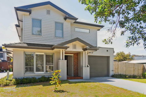 Hamptons-style Haven For Laidback Family Living - Accommodation Cairns 3