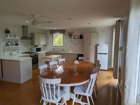 Happy Spacious Home Nr Canberra Hospital - Accommodation Cairns 0