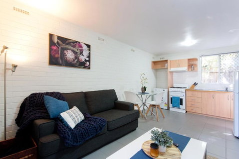 Hensman 5 - 1BRM Unit With Courtyard & Parking - Accommodation Cairns 0