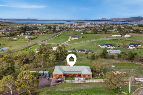 Hilltop Retreat, Water Views - Accommodation Cairns 1