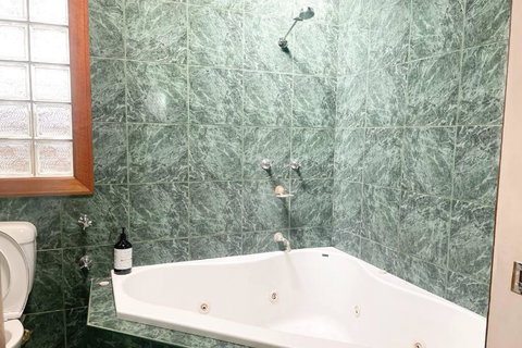 Illyari In Central Wagga - Accommodation Cairns 1