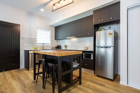 Industrial Luxe Villa - Boutique 1 Bedroom Luxury Villa - Accommodation Cairns 1