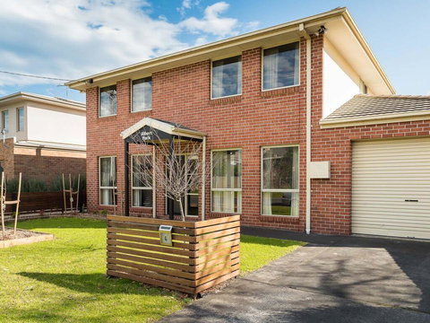 Albert Park - Accommodation Cairns 0