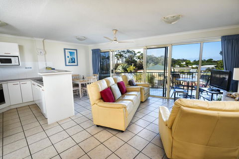 Alexander Beachfront Apartments - Accommodation Cairns 2