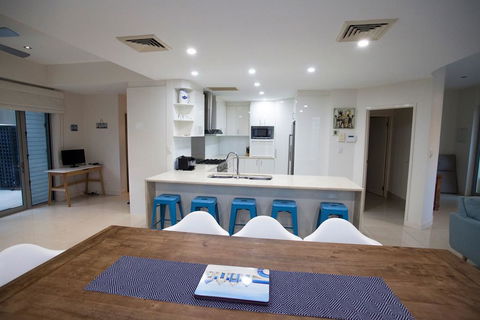 Alexandra Headland Luxury Townhouse - Accommodation Cairns 3