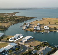 Anchored - Access to the Gippsland Lakes - Accommodation Cairns