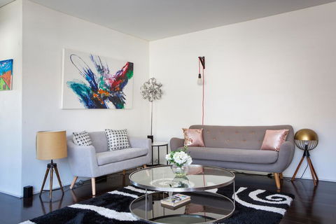 Apartment With Balcony And Parking Near Racecourse - Accommodation Cairns 1