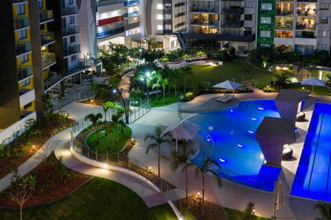 Art-Inspired, Designer APT In The Vibrant Area - Accommodation Cairns 1
