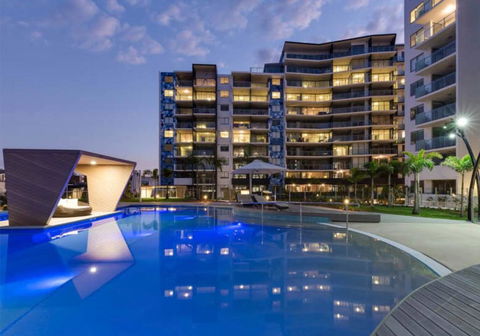Art-Inspired, Designer APT In The Vibrant Area - Accommodation Cairns 2