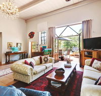 Arty Warehouse Apartment - stroll to South beach - Accommodation Cairns