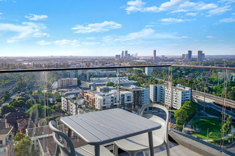 Luxury 1BR Apt With Stunning City Skyline Views - Accommodation Cairns 3