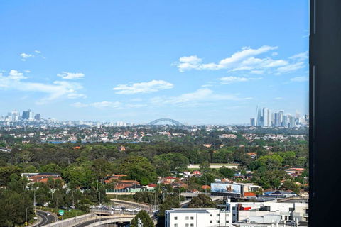 Luxury 1BR Apt With Stunning City Skyline Views - Accommodation Cairns 1