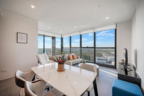 Luxury 1BR Apt With Stunning City Skyline Views - Accommodation Cairns 2