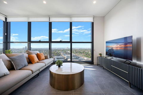 Luxury 1BR Apt With Stunning City Skyline Views - Accommodation Cairns 0