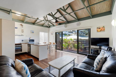 MAIN STAY - 100m To Patrolled Beach, Pool, Wifi, Close To Cafes - Accommodation Cairns 0