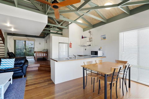 MAIN STAY - 100m To Patrolled Beach, Pool, Wifi, Close To Cafes - Accommodation Cairns 3