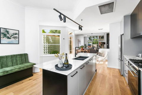 MANHATTAN STYLE 3 STORY LUXURY IN ST PETERS - Accommodation Cairns 0