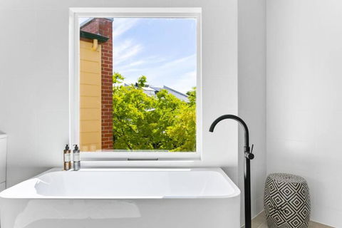 MANHATTAN STYLE 3 STORY LUXURY IN ST PETERS - Accommodation Cairns 2