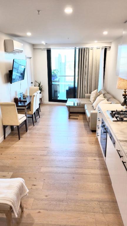 M-city Shopping Center Apartment - Executive Twin King Ensuites - Fully Equipped - Free Parking, Fast Wifi, Smart TV, Netflix, Complementary Drinks & Amenities - Clayton 3168 - Accommodation Cairns 3