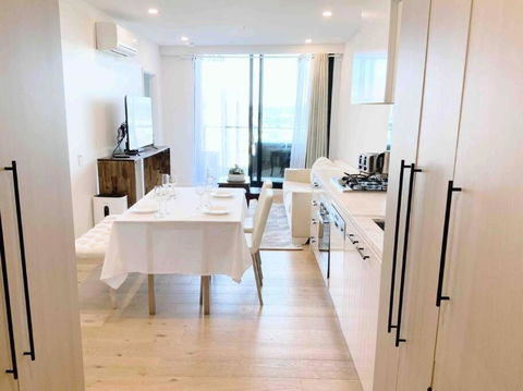 M-city Shopping Center Apartment - Executive Twin King Ensuites - Fully Equipped - Free Parking, Fast Wifi, Smart TV, Netflix, Complementary Drinks & Amenities - Clayton 3168 - Accommodation Cairns 0