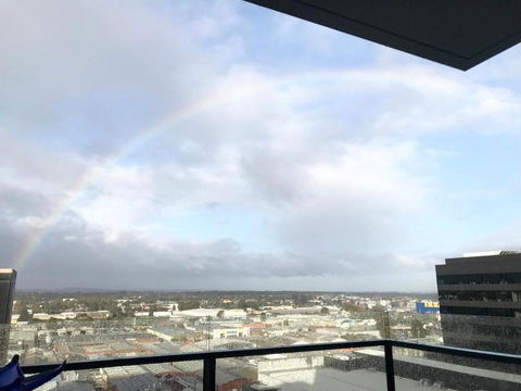 M-city Shopping Center Apartment - Executive Twin King Ensuites - Fully Equipped - Free Parking, Fast Wifi, Smart TV, Netflix, Complementary Drinks & Amenities - Clayton 3168 - Accommodation Cairns 2