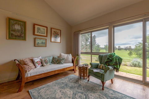 Meander Retreat - The Green Room - Accommodation Cairns 2