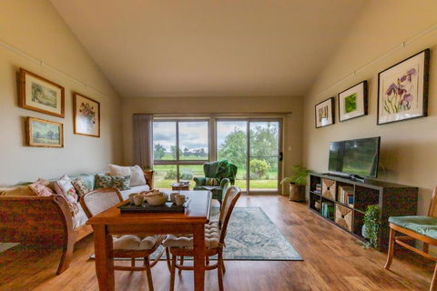 Meander Retreat - The Green Room - Accommodation Cairns 1