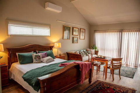 Meander Retreat - The Green Room - Accommodation Cairns 0