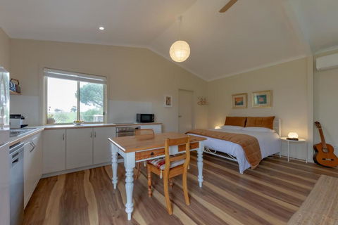 Meander Retreat - Garden Studio - Accommodation Cairns 2