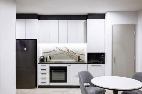 Meriton Suites Liverpool - Accommodation Cairns 2