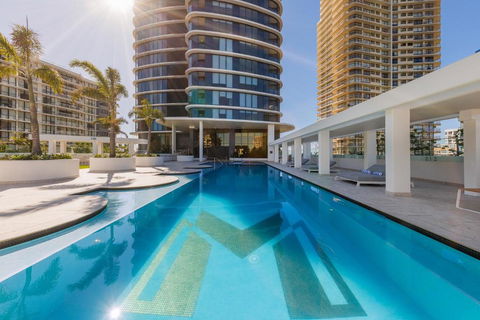 Meriton Suites Surfers Paradise - Accommodation Cairns 1