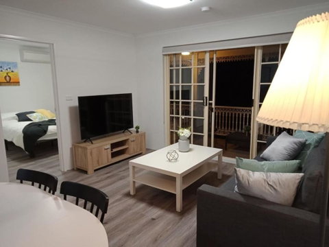 Modern 2BR Apartment With Parking - Accommodation Cairns 1