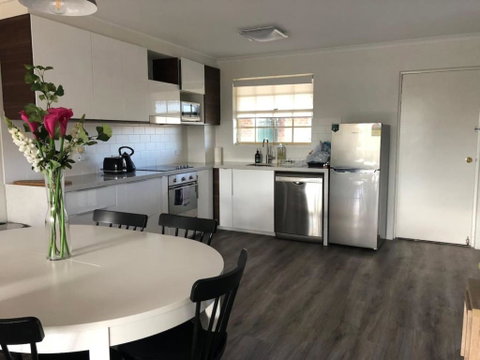 Modern 2BR Apartment With Parking - Accommodation Cairns 2
