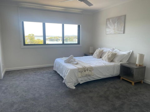 Mirrabooka Magic - Luxury By The Lake - Accommodation Cairns 2