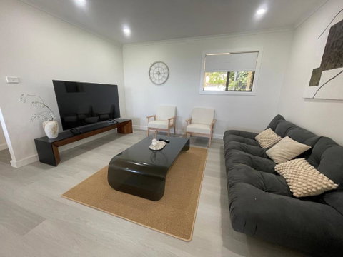 Mirrabooka Magic - Luxury By The Lake - Accommodation Cairns 3