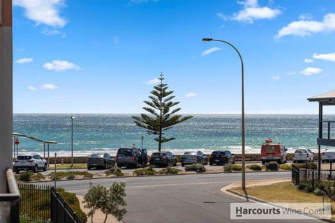 Moana Seaside Retreat - 2 Bedroom, Spa , Living Area & Pet Friendly - Accommodation Cairns 0