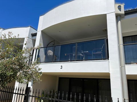 Moana Seaside Retreat - 2 Bedroom, Spa , Living Area & Pet Friendly - Accommodation Cairns 3