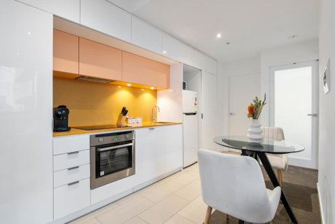 Modern 2BR Apt W City Views, Balcony & Wi-Fi - Accommodation Cairns 1