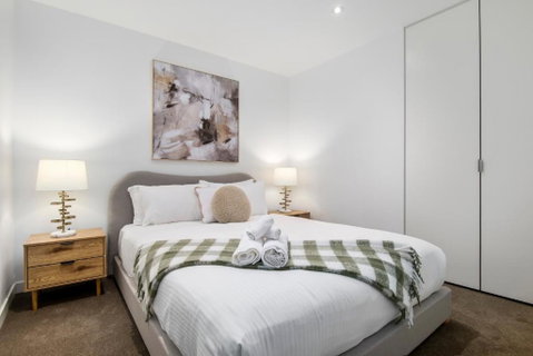 Modern 2BR Apt W City Views, Balcony & Wi-Fi - Accommodation Cairns 3