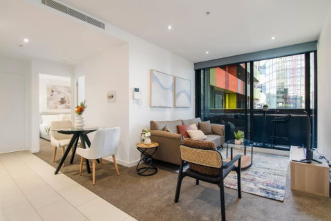 Modern 2BR Apt W City Views, Balcony & Wi-Fi - Accommodation Cairns 2