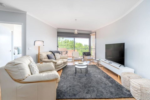 Modern And Homely 2BR Burke Crescent Apartment - Accommodation Cairns 0