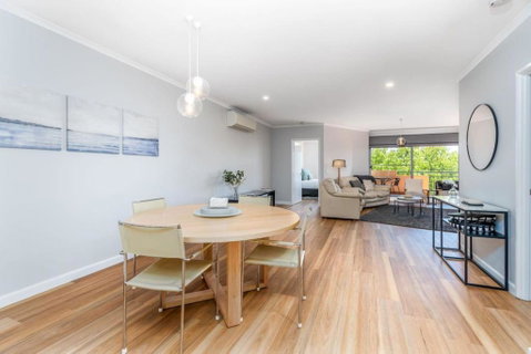 Modern And Homely 2BR Burke Crescent Apartment - Accommodation Cairns 1