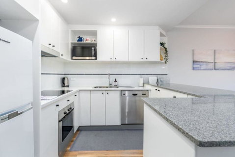 Modern And Homely 2BR Burke Crescent Apartment - Accommodation Cairns 3