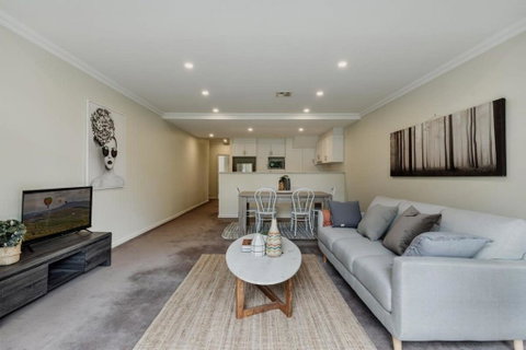 Modern Apartment In The Heart Of Canberra - Accommodation Cairns 2
