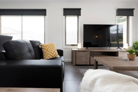 Modern Delight: Cosy Home With Parking - Accommodation Cairns 0