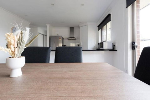 Modern Delight: Cosy Home With Parking - Accommodation Cairns 3
