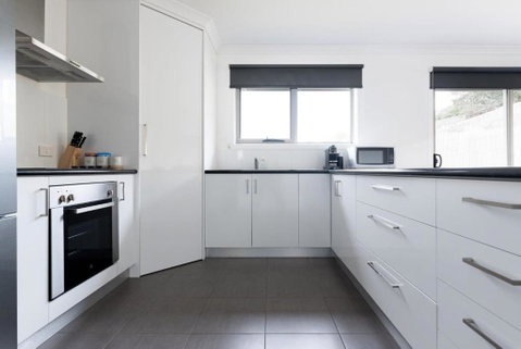Modern Delight: Cosy Home With Parking - Accommodation Cairns 2